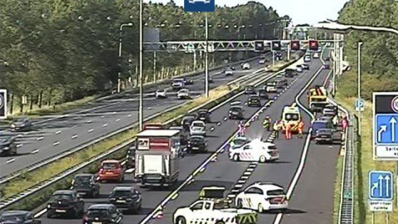 Verkeerschaos door ongeluk A9 bij Akersloot: meerdere files richting Alkmaar. Verkeerschaos door ongeluk A9 bij Akersloot: meerdere files richting Alkmaar.