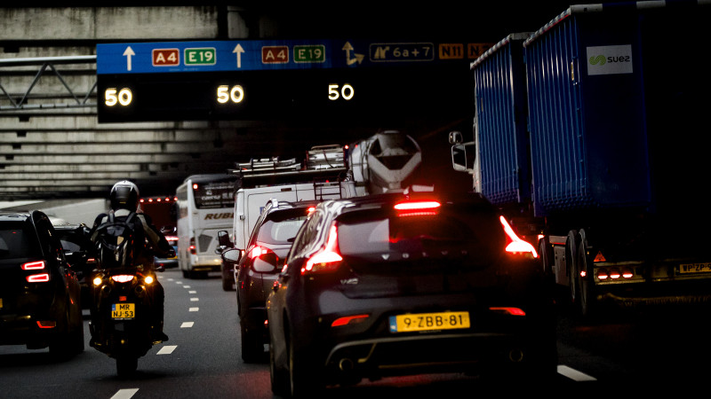 Lange file op A4 richting Amsterdam na ongeluk bij Leiden. Lange file op A4 richting Amsterdam na ongeluk bij Leiden.