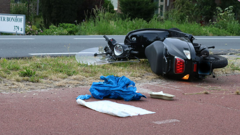 Scooterrijder zwaargewond na ongeluk in Aalsmeer. Scooterrijder zwaargewond na ongeluk in Aalsmeer.