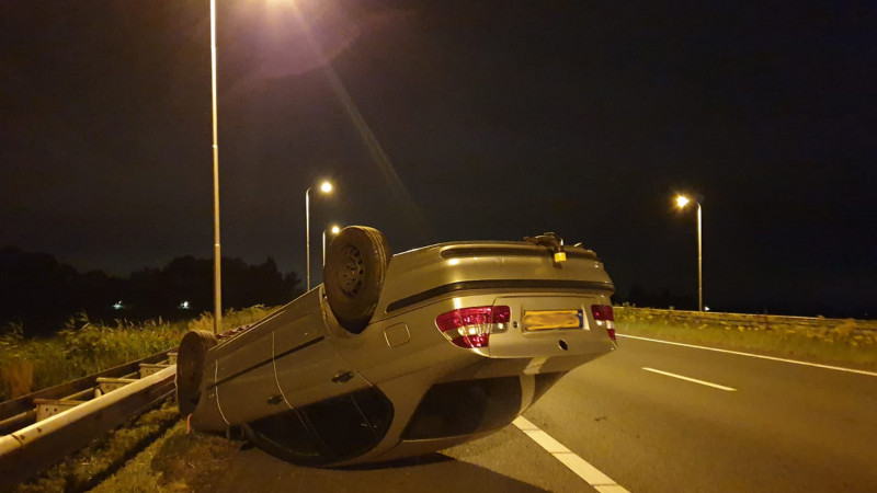 Aanhanger met BMW slaat over de kop bij ongeluk op A7. Aanhanger met BMW slaat over de kop bij ongeluk op A7.
