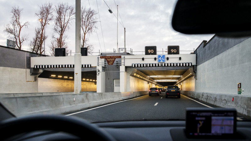 Velsertunnel richting Velsen dicht door ongeluk met lijnbus en auto. Velsertunnel richting Velsen dicht door ongeluk met lijnbus en auto.