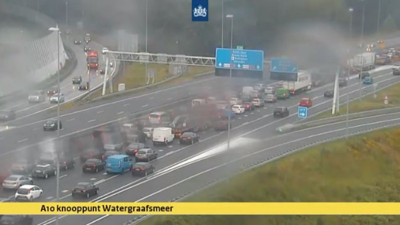 Lange file op A10 bij Amsterdam door ongelukken. Lange file op A10 bij Amsterdam door ongelukken.