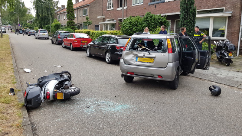 Scooterrijdster gestrekt na botsing in Purmerend. Scooterrijdster gestrekt na botsing in Purmerend.