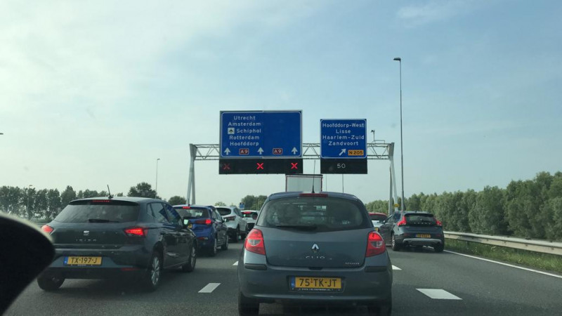 A9 bij Haarlem-Zuid afgesloten vanwege ongeluk: file loopt op. A9 bij Haarlem-Zuid afgesloten vanwege ongeluk: file loopt op.