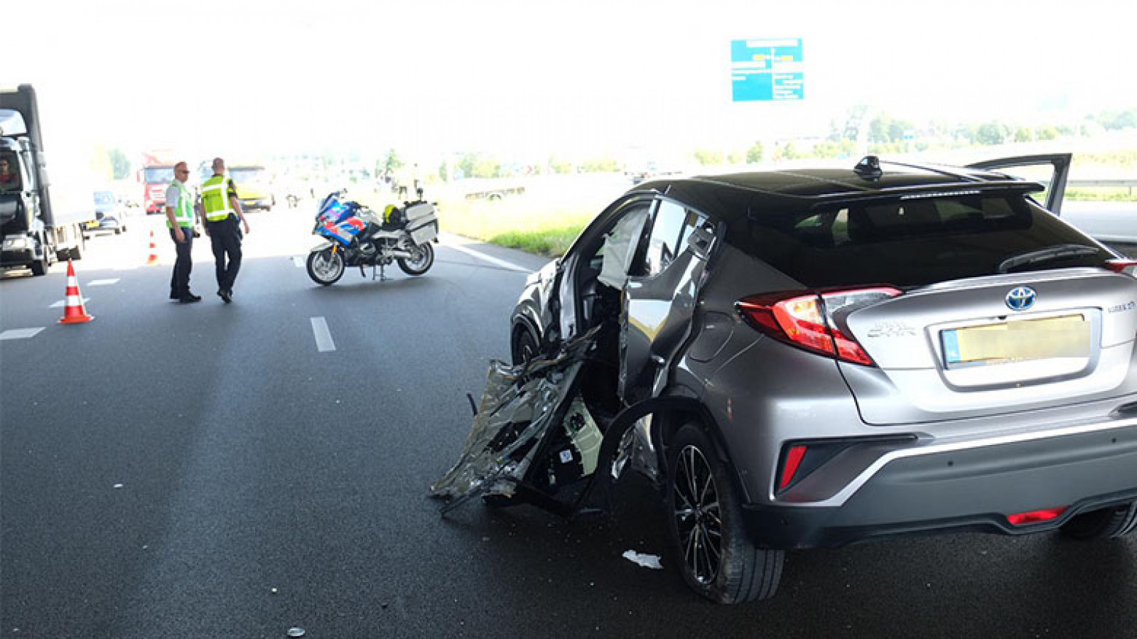 Losgeschoten aanhanger verwondt automobilist op N242