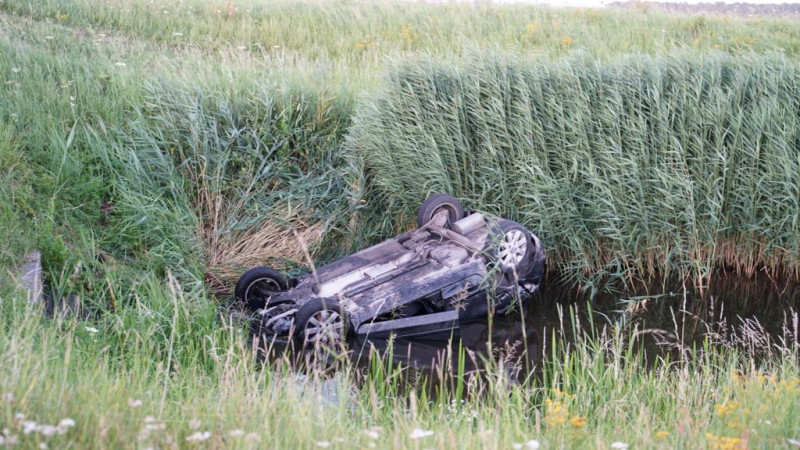 Auto in water beland bij aanrijding, bestuurder klimt zelf op de kant. Auto in water beland bij aanrijding, bestuurder klimt zelf op de kant.