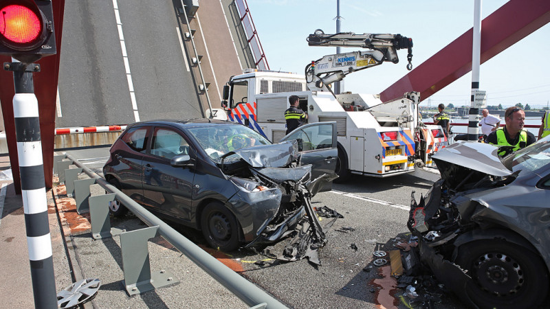 Twee gewonden bij ongeluk midden op Amsterdamse brug.
