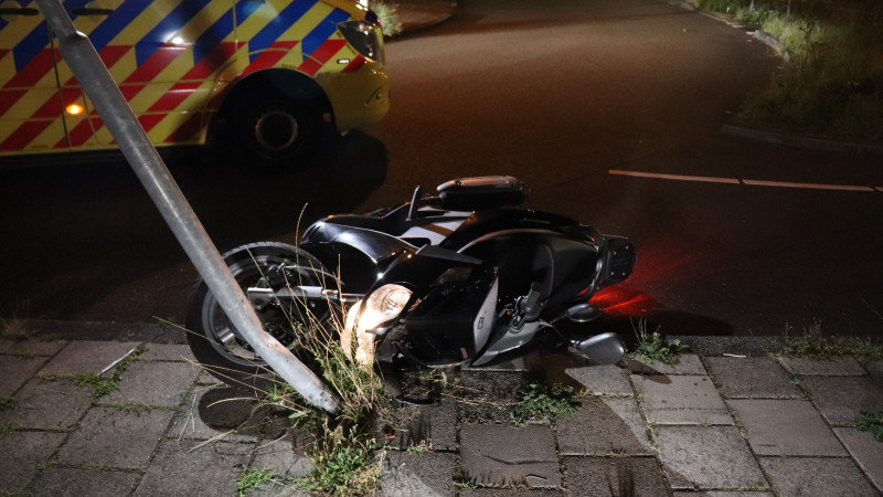 Twee gewonden bij eenzijdig scooterongeluk in Amsterdam. Twee gewonden bij eenzijdig scooterongeluk in Amsterdam.