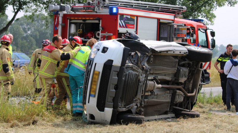 Drie gewonden bij ernstige botsing tussen twee autos in Edam. Drie gewonden bij ernstige botsing tussen twee autos in Edam.