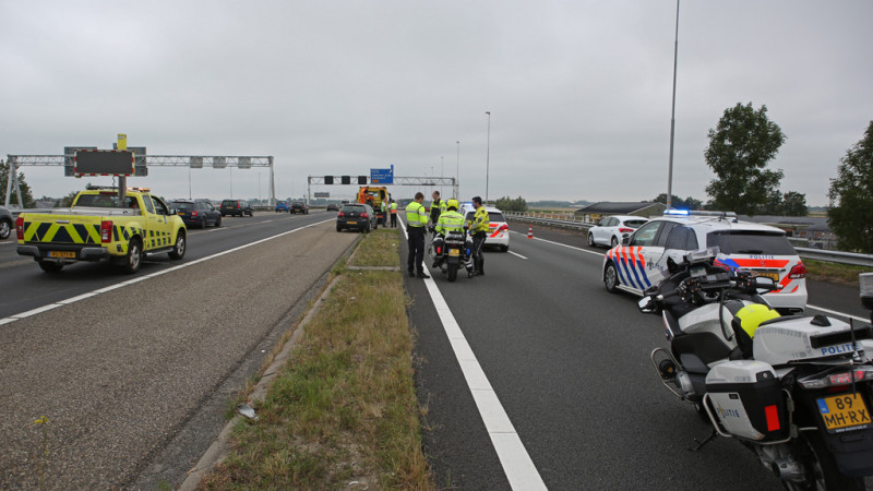 Motorrijder gewond na botsing met auto op A9 bij Zwanenburg. Motorrijder gewond na botsing met auto op A9 bij Zwanenburg.