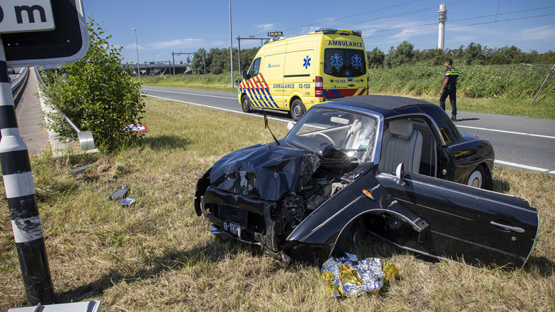 Bestuurder van oldtimer gewond na ongeluk op de A200. Bestuurder van oldtimer gewond na ongeluk op de A200.