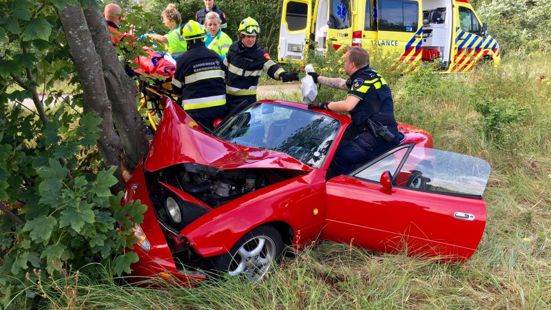 Twee mensen gewond bij heftig ongeluk met rode cabrio. Twee mensen gewond bij heftig ongeluk met rode cabrio.