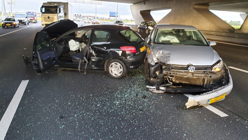 Gewonde bij ongeluk met drie autos op A4. Gewonde bij ongeluk met drie autos op A4.