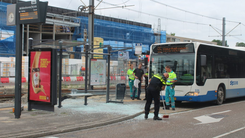 Passagier GVB onder het glas bij ongeluk in Amstelveen. Passagier GVB onder het glas bij ongeluk in Amstelveen.