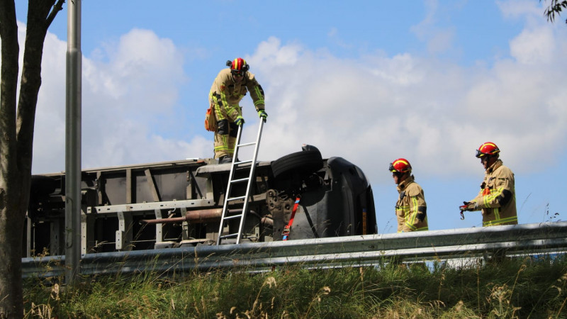 Vrachtwagen gekanteld op A7 richting Hoorn: rijstrook dicht. Vrachtwagen gekanteld op A7 richting Hoorn: rijstrook dicht.