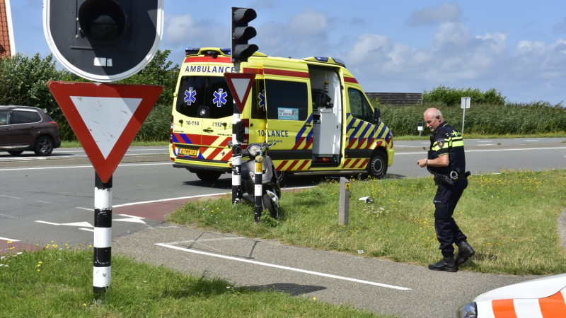 Scooterrijder gewond bij aanrijding op enige Texelse kruispunt met verkeerslichten. Scooterrijder gewond bij aanrijding op enige Texelse kruispunt met verkeerslichten.