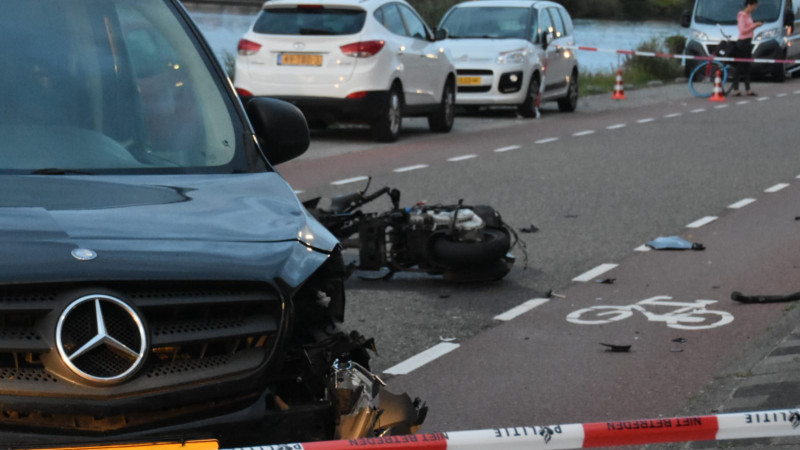 Scooterrijder gewond bij frontale botsing in Zwanenburg. Scooterrijder gewond bij frontale botsing in Zwanenburg.