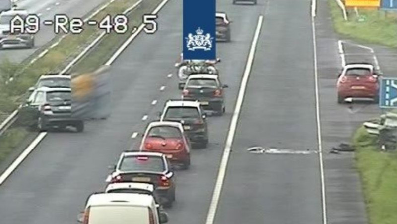 Twee rijstroken A9 richting Alkmaar dicht door ongeluk.