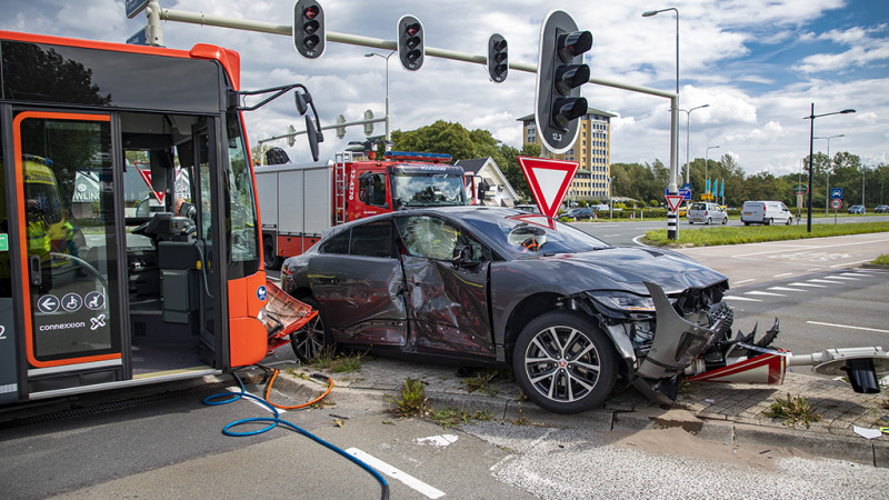 Aanrijding tussen lijnbus en peperdure auto: geen gewonden maar flinke schade. Aanrijding tussen lijnbus en peperdure auto: geen gewonden maar flinke schade.