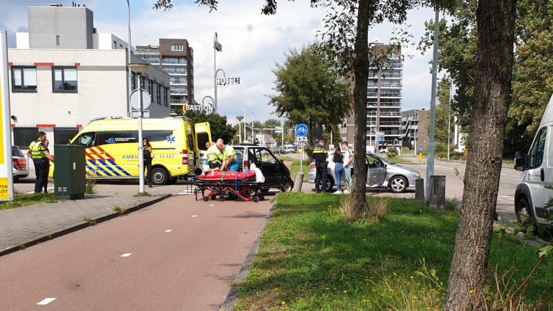 Gewonde bij botsing tussen auto en Canta in Zaandam. Gewonde bij botsing tussen auto en Canta in Zaandam.