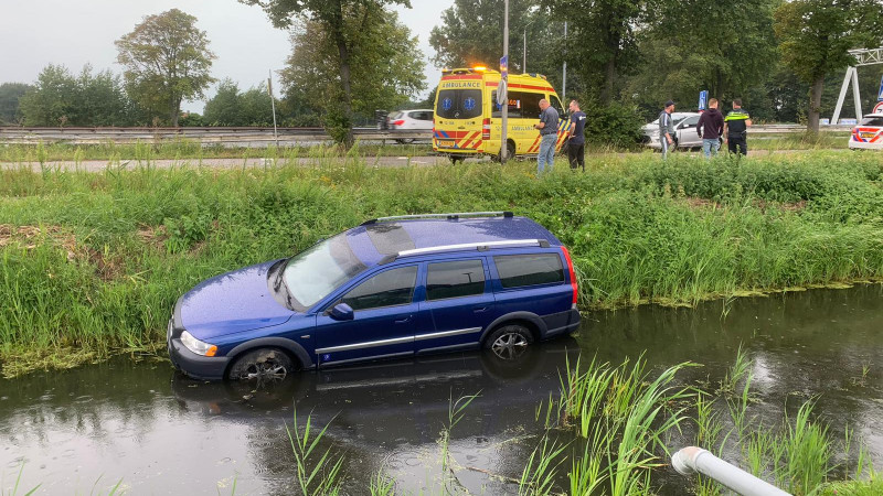 Auto belandt in sloot na kopstaartbotsing in Velserbroek. Auto belandt in sloot na kopstaartbotsing in Velserbroek.