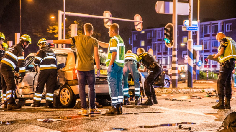 Zwaargewonde bij botsing tussen twee scooters op IJsselbrug Zwolle. Zwaargewonde bij botsing tussen twee scooters op IJsselbrug Zwolle.