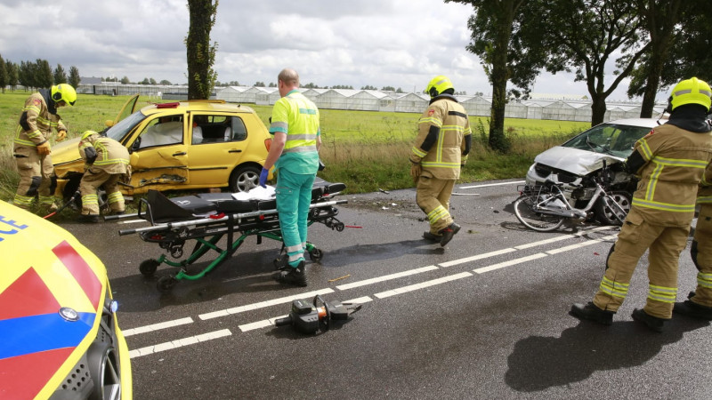 Twee gewonden bij frontale botsing op N242 bij Heerhugowaard. Twee gewonden bij frontale botsing op N242 bij Heerhugowaard.
