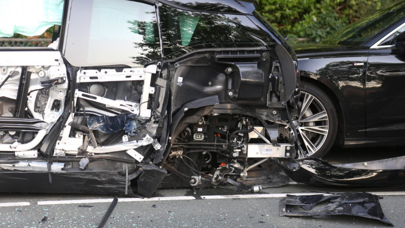 Veel schade door botsing met drie autos bij werkzaamheden in Blaricum. Veel schade door botsing met drie autos bij werkzaamheden in Blaricum.