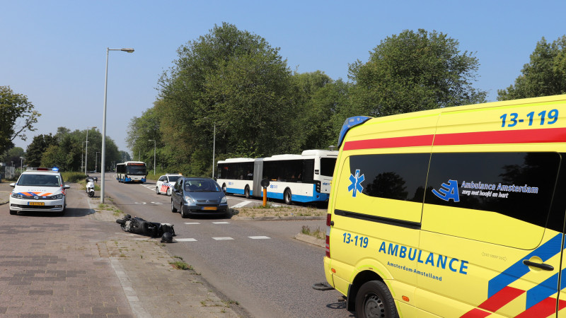Scooterrijder gewond bij botsing in Amsterdam-Noord. Scooterrijder gewond bij botsing in Amsterdam-Noord.