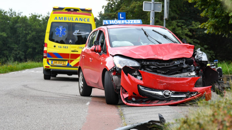 Veel schade na ongeluk met lesauto in Kortenhoef. Veel schade na ongeluk met lesauto in Kortenhoef.