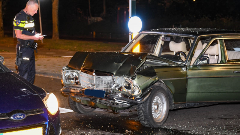 Oldtimer total loss na flinke botsing in Hilversum. Oldtimer total loss na flinke botsing in Hilversum.