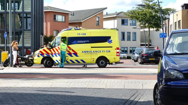 Motorrijder gewond na botsing in Assendelft. Motorrijder gewond na botsing in Assendelft.
