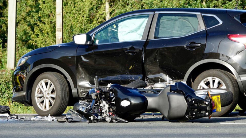 Motorrijder zwaargewond bij botsing in Zaandijk. Motorrijder zwaargewond bij botsing in Zaandijk.