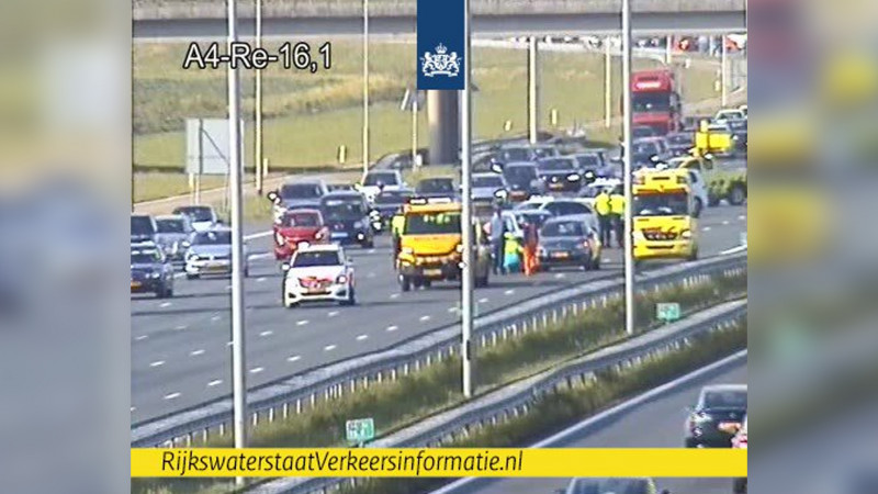 Uur vertraging op A4 na ongeluk met meerdere autos en motor bij Nieuw-Vennep. Uur vertraging op A4 na ongeluk met meerdere autos en motor bij Nieuw-Vennep.