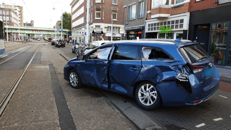 Gewonde bij botsing tussen bus en taxi in Amsterdam. Gewonde bij botsing tussen bus en taxi in Amsterdam.