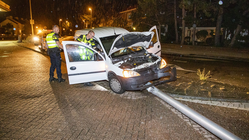 Automobilist neemt benen na ongeval; vermoedelijk lachgas in het spel. Automobilist neemt benen na ongeval; vermoedelijk lachgas in het spel.
