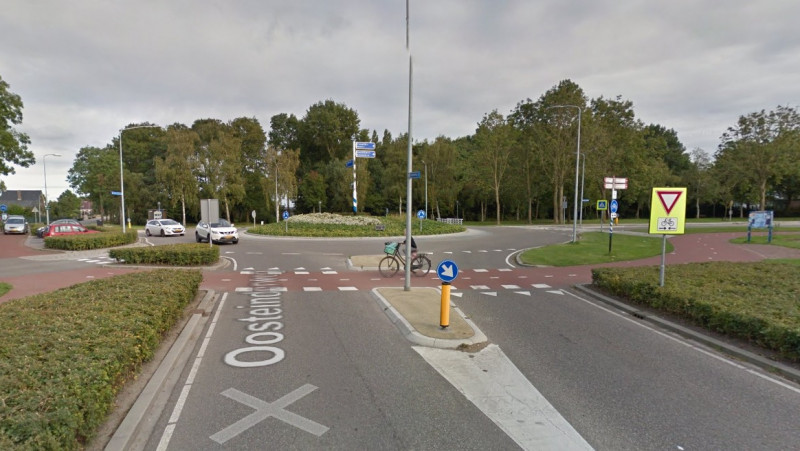 Fietser gewond na aanrijding met auto op rotonde in Wognum.