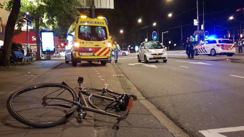 Fietser zwaargewond na aanrijding met auto in Amsterdam. Fietser zwaargewond na aanrijding met auto in Amsterdam.