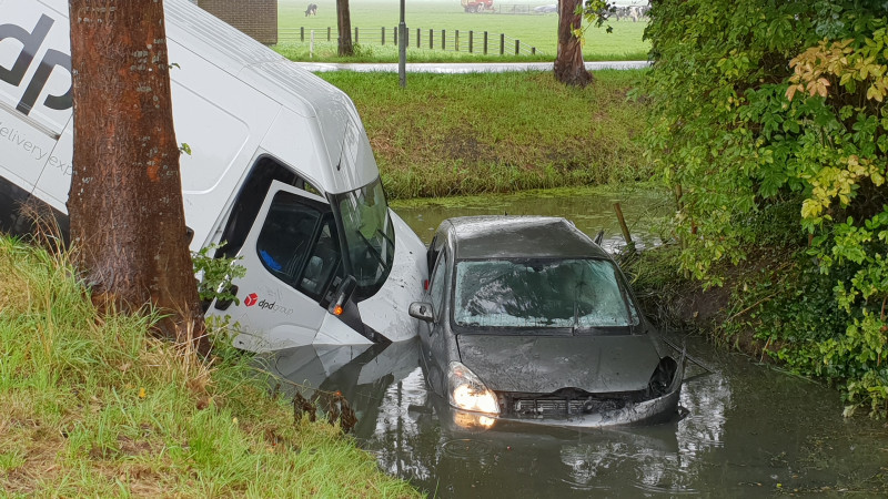 Automobiliste gewond uit sloot gehaald na botsing in Wijdewormer. Automobiliste gewond uit sloot gehaald na botsing in Wijdewormer.