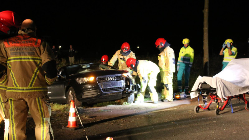Automobilist uit auto geknipt bij ongeluk in Purmerend. Automobilist uit auto geknipt bij ongeluk in Purmerend.