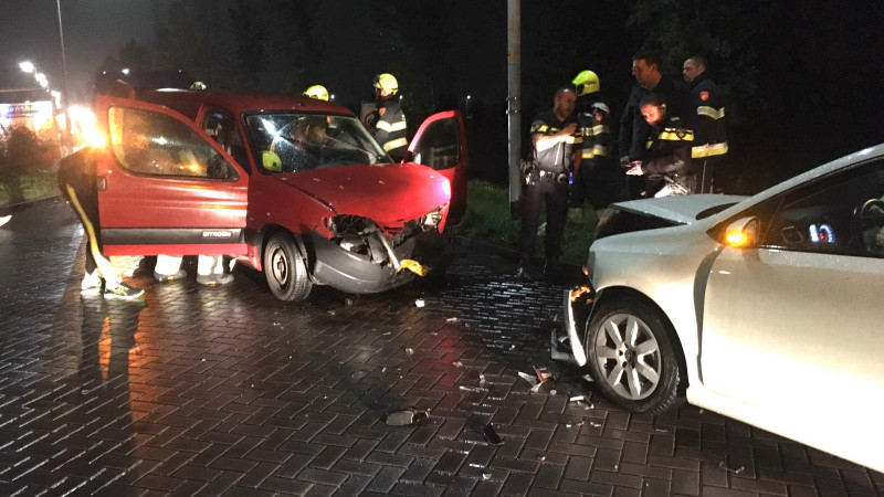 Bestuurder bekneld na ongeluk in Zwaanshoek. Bestuurder bekneld na ongeluk in Zwaanshoek.