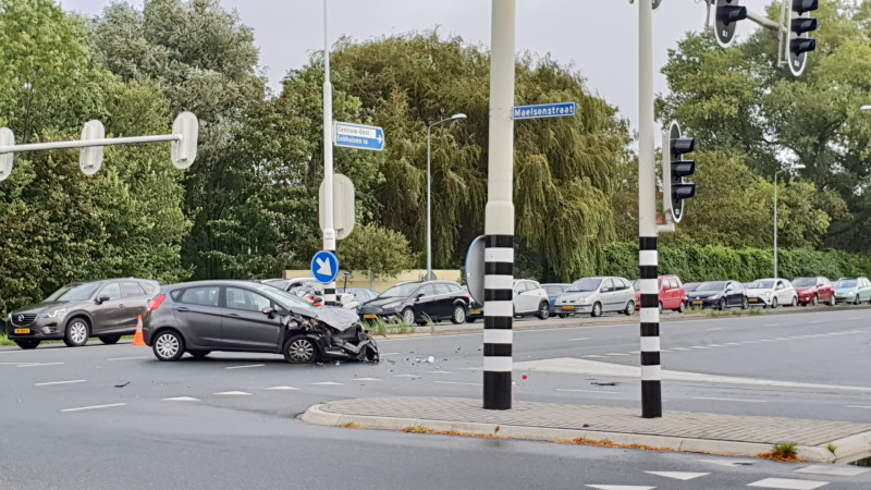Gewonde en ravage bij botsing met twee autos in Hoorn. Gewonde en ravage bij botsing met twee autos in Hoorn.