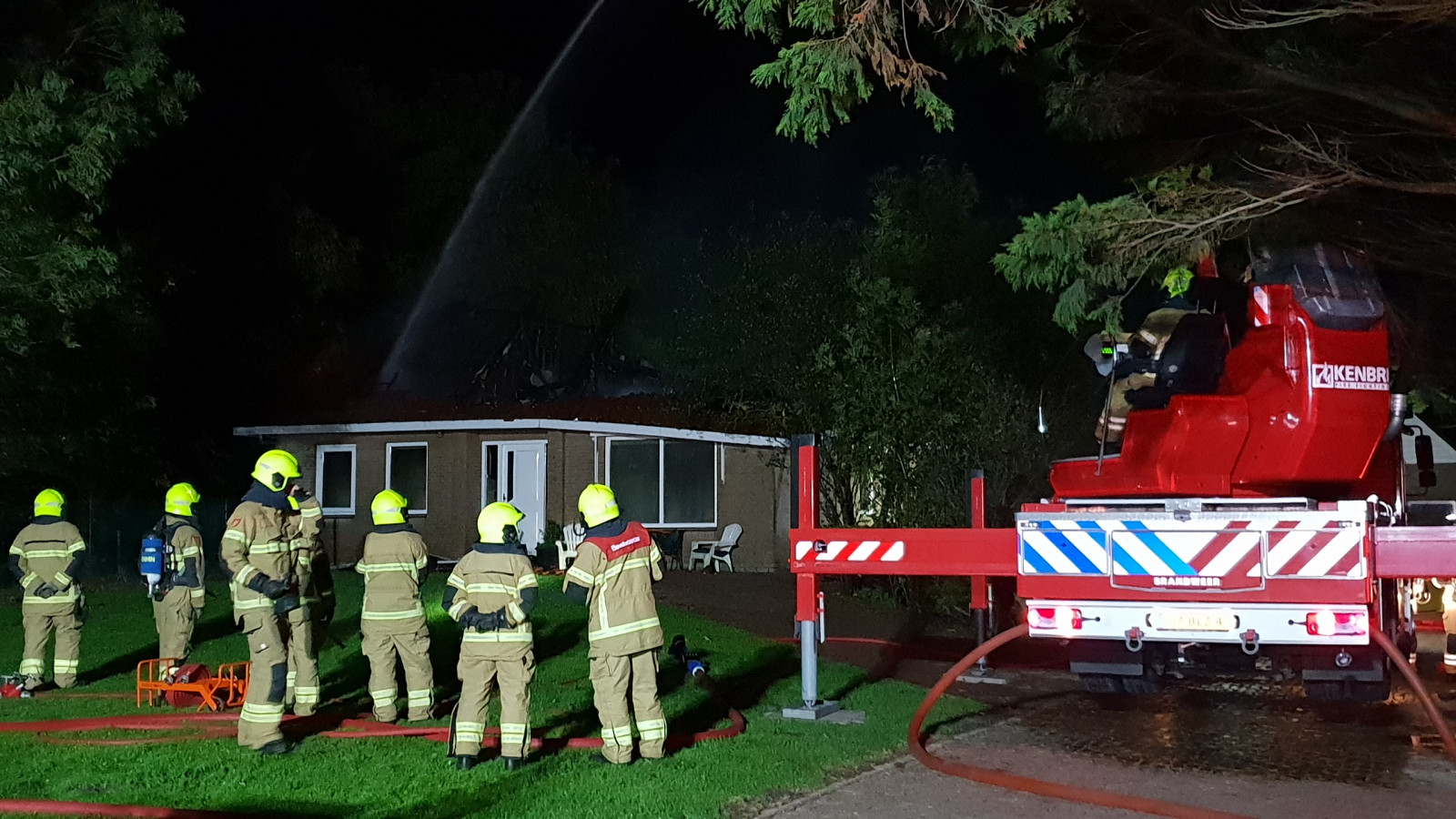 Grote brand in stolpboerderij Wieringerwaard: woning brandt van binnen helemaal uit (NH).