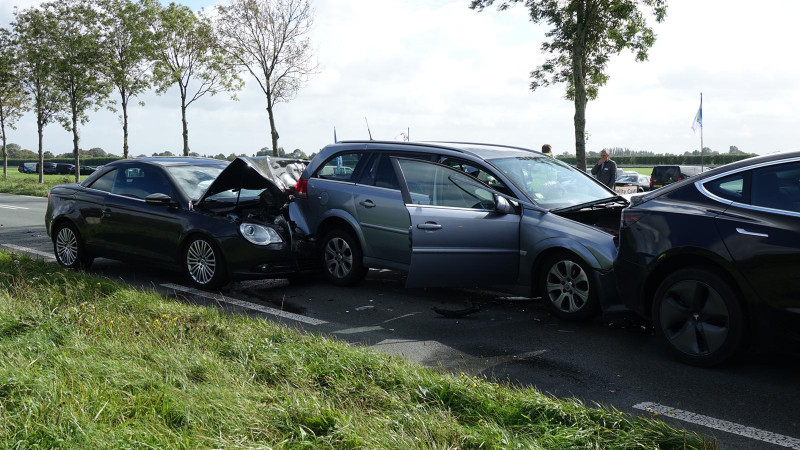 Automobilisten met spoed naar het ziekenhuis na botsing tegen boom. Automobilisten met spoed naar het ziekenhuis na botsing tegen boom.