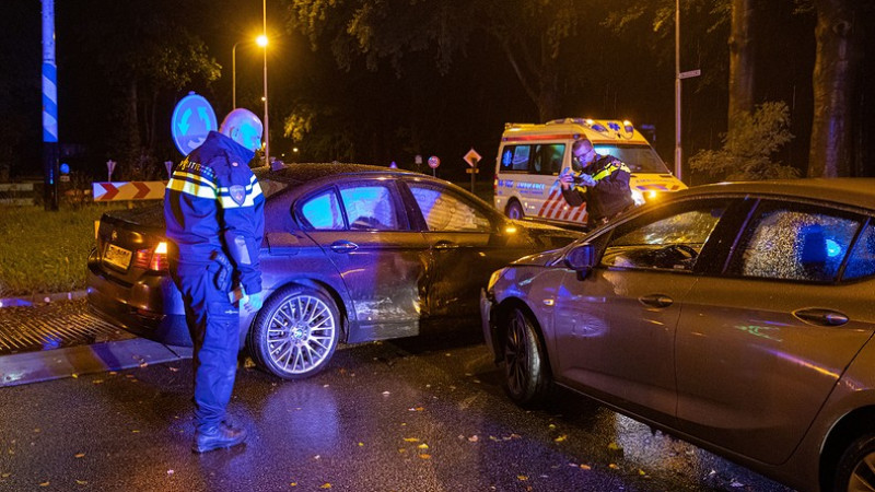 Drie gewonden bij botsing tussen auto’s in Hilversum. Drie gewonden bij botsing tussen auto’s in Hilversum.