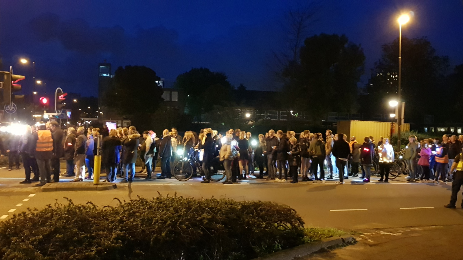 LIVE: protestmars door Beverwijk tegen geweld Pilotenbende ...