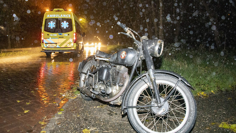 Motorrijder gewond bij botsing op hert in Driehuis. Motorrijder gewond bij botsing op hert in Driehuis.