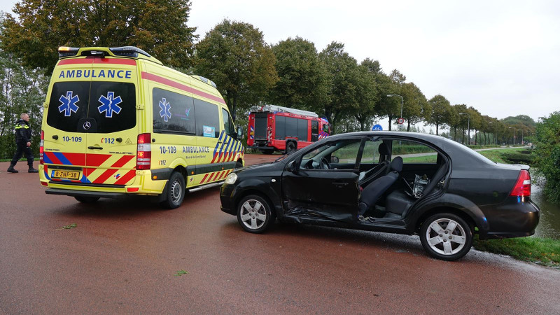 Brandweer bevrijdt automobilist uit wrak na botsing in Zwaagdijk-Oost. Brandweer bevrijdt automobilist uit wrak na botsing in Zwaagdijk-Oost.