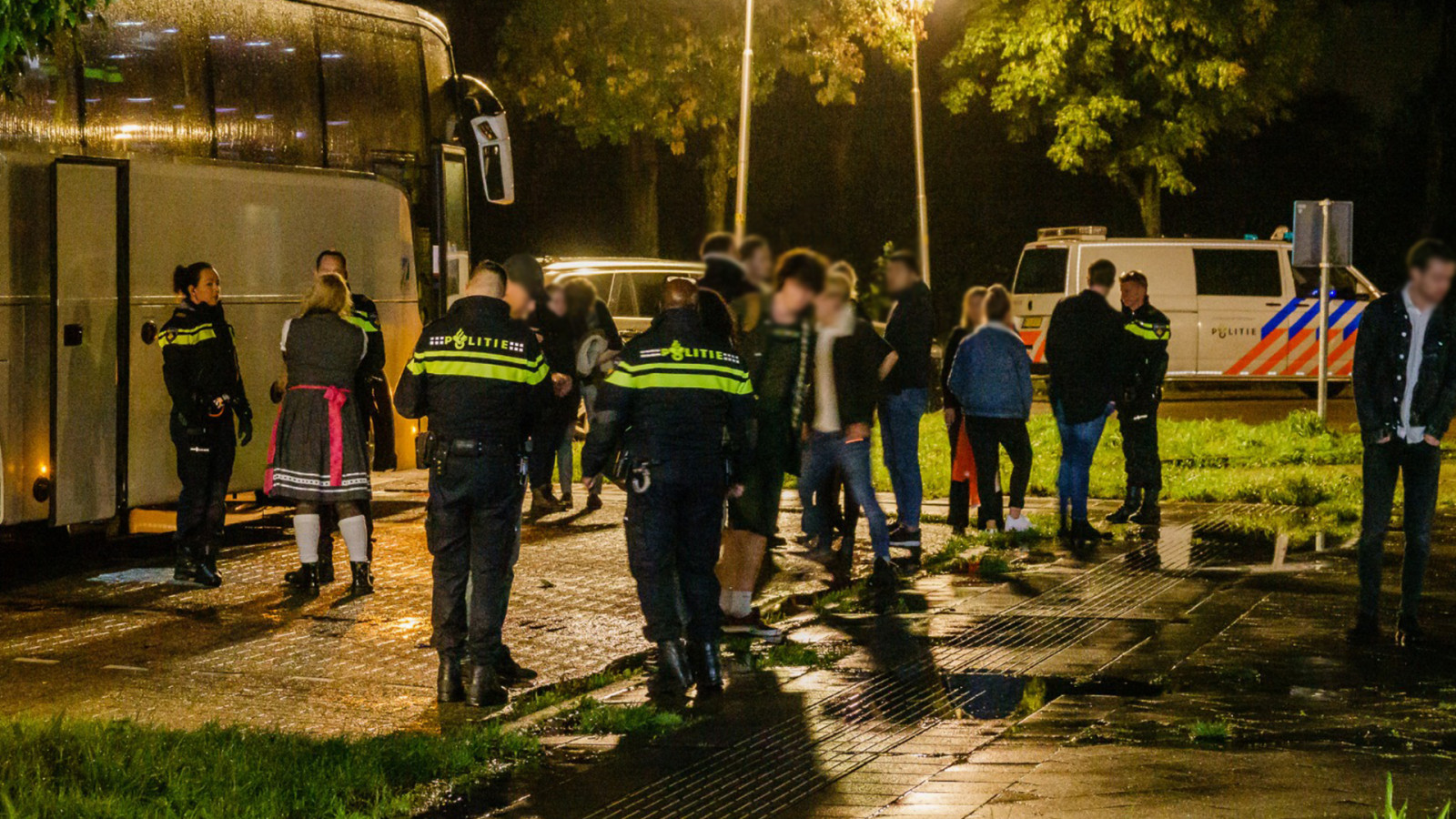 Bedrijfsuitje, somber weer, wagenziek, kort lontje, bam.... VECHTPARTIJ! .