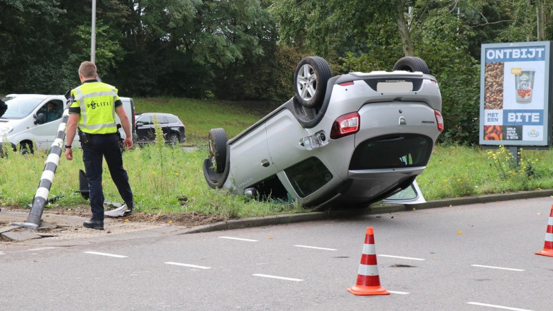 Auto over de kop na eenzijdig ongeval in Amstelveen. Auto over de kop na eenzijdig ongeval in Amstelveen.